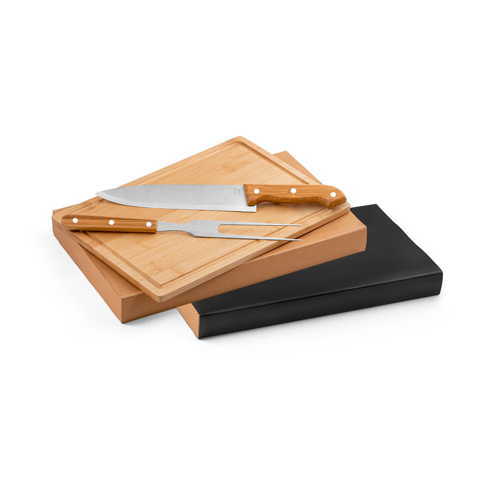 Kit churrasco em caixa kraft com tábua em bambu e 2 utensílios em aço inox e bambu